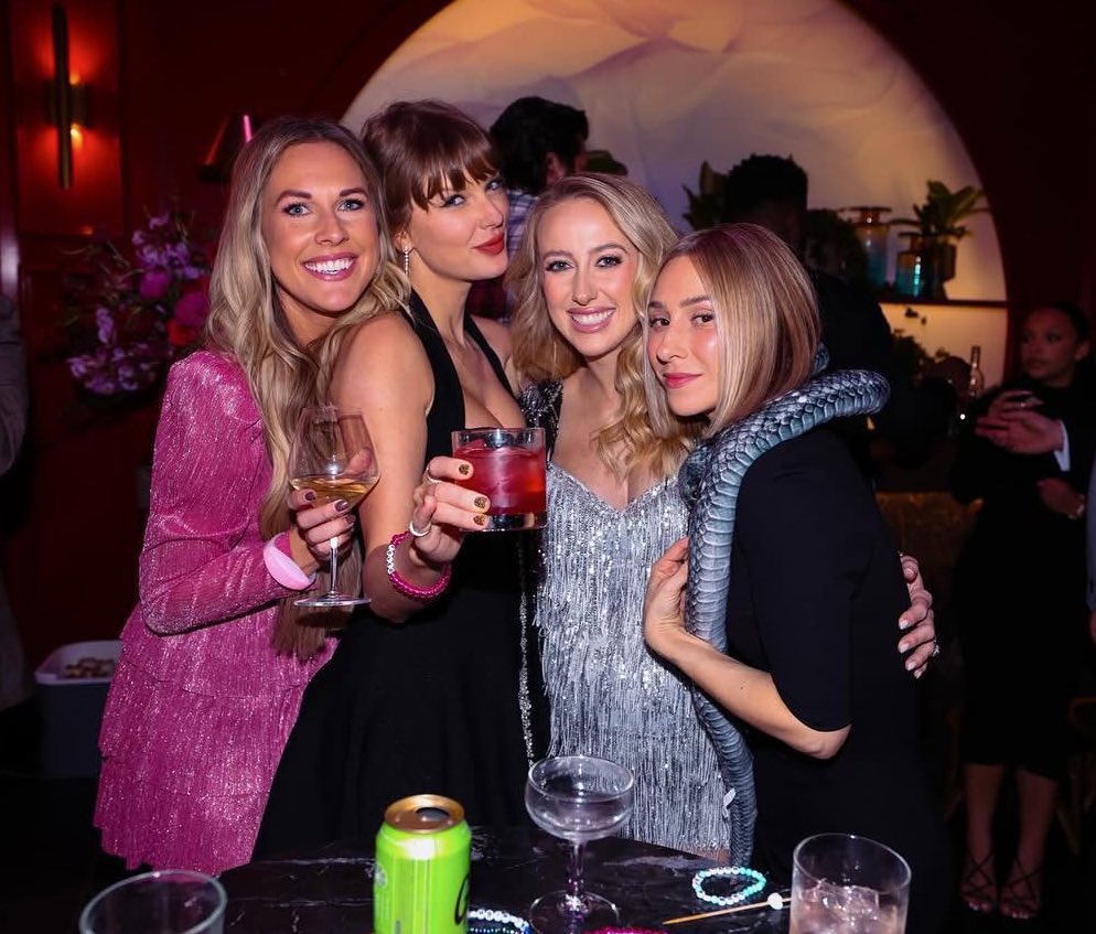 taylor swift with friends