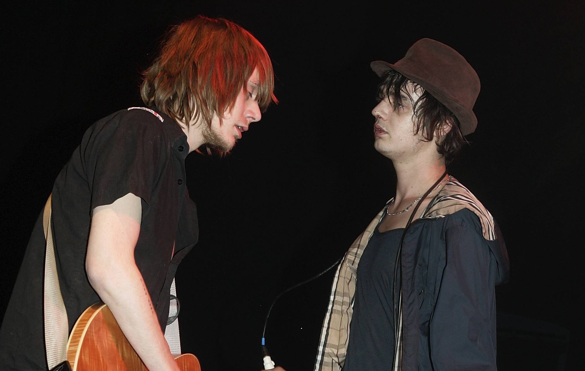 Pete Doherty and Patrick Walden of Babyshambles on their 2006 tour in London (Photo by Jo Hale/Getty Images)